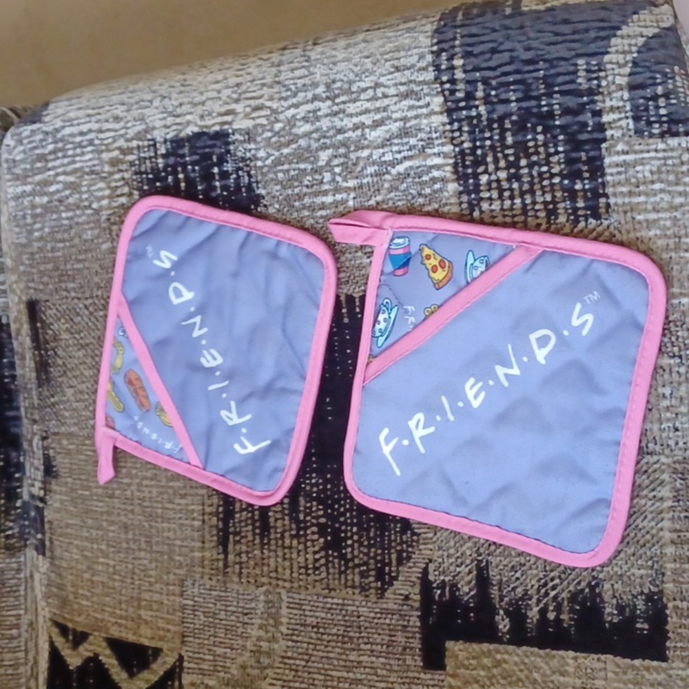 4/$60 New FRIENDS Pot Holders - Set Of 2 - Picture 3 of 6